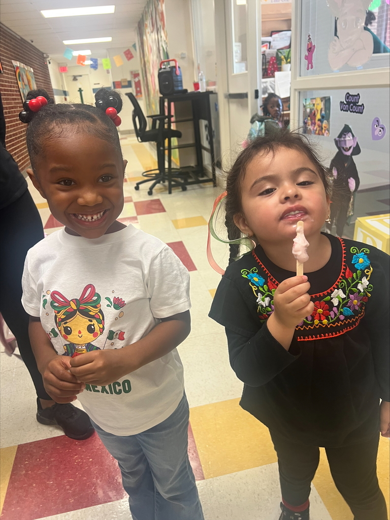 2 littles eating paletas