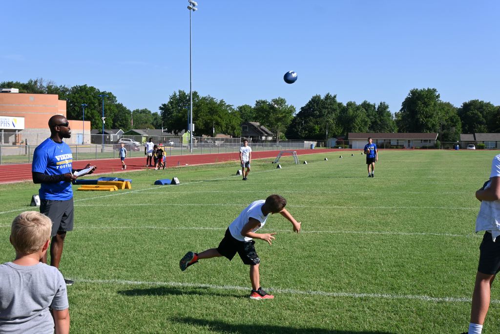 VFC 2A boy pass the football.