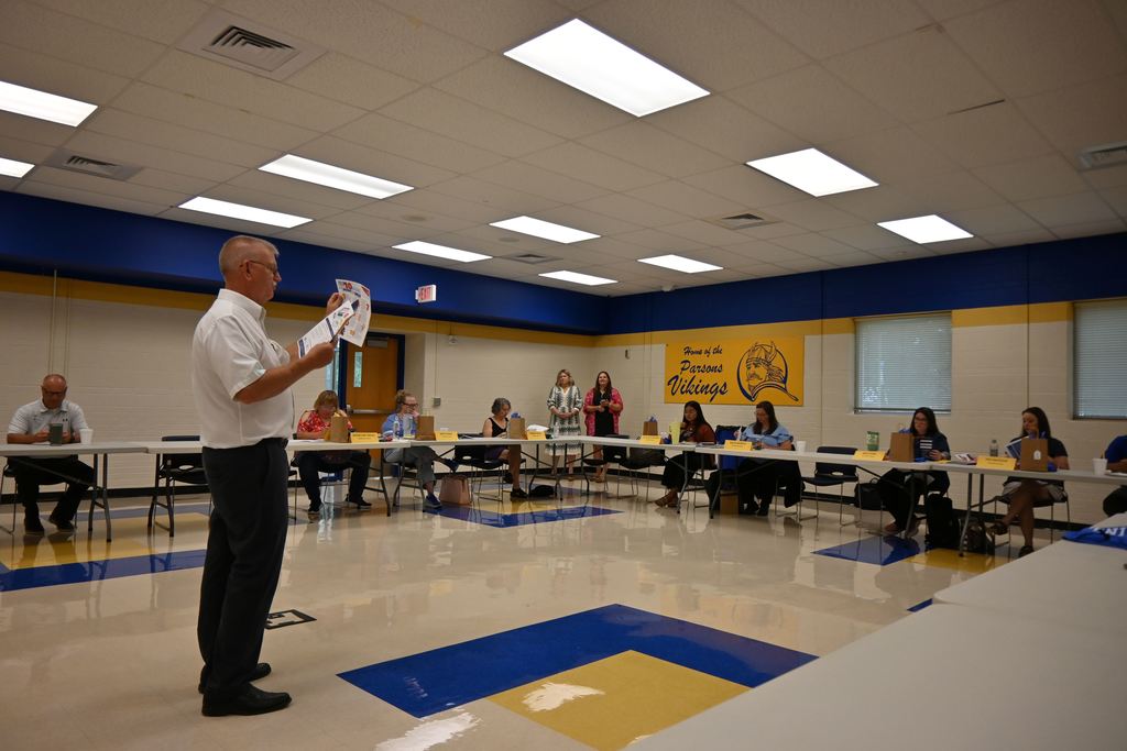 Uniserve director Tim Knoles speaks to new teachers about PNEA membership and benefits.