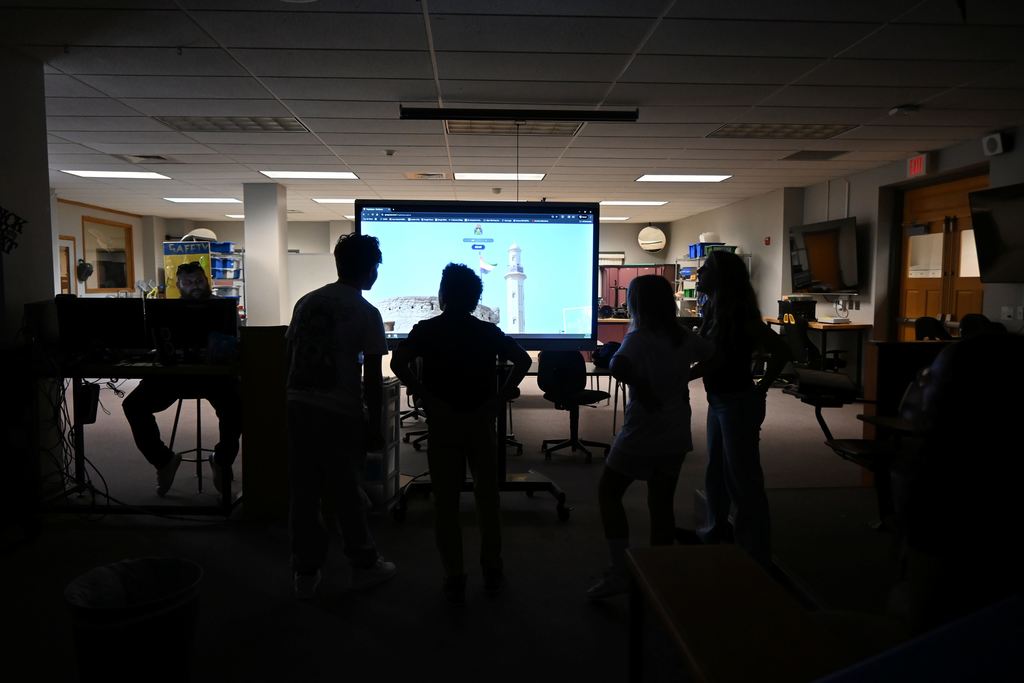 Students look at locations o n a screeen and try to guess where it is.