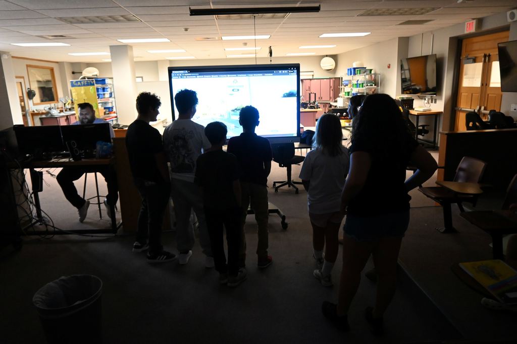 Students look at locations o n a screeen and try to guess where it is.
