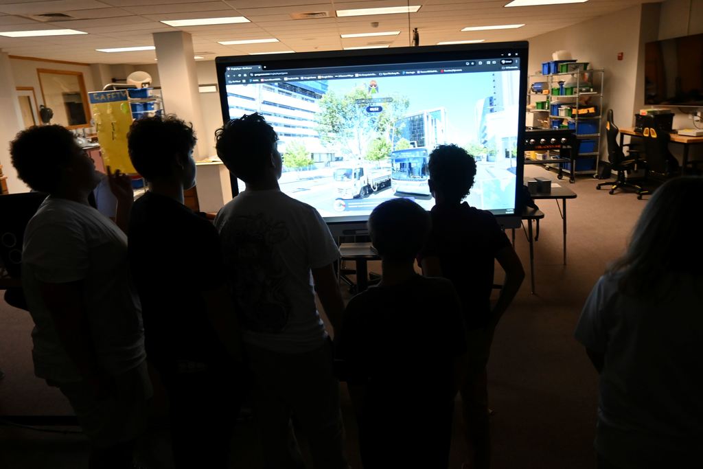 Students look at locations o n a screeen and try to guess where it is.