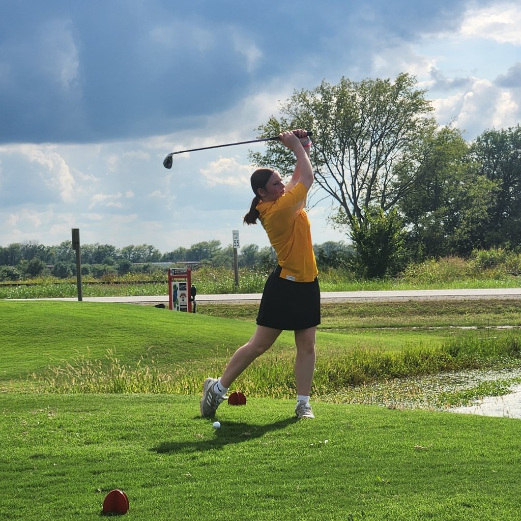 Kayleigh teeing off on 8 ovee the pond