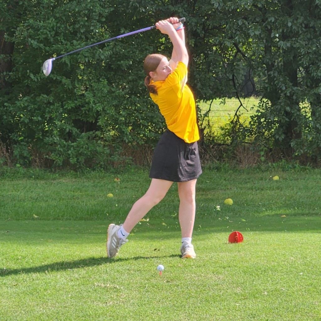 Kayleigh teeing off on number 7