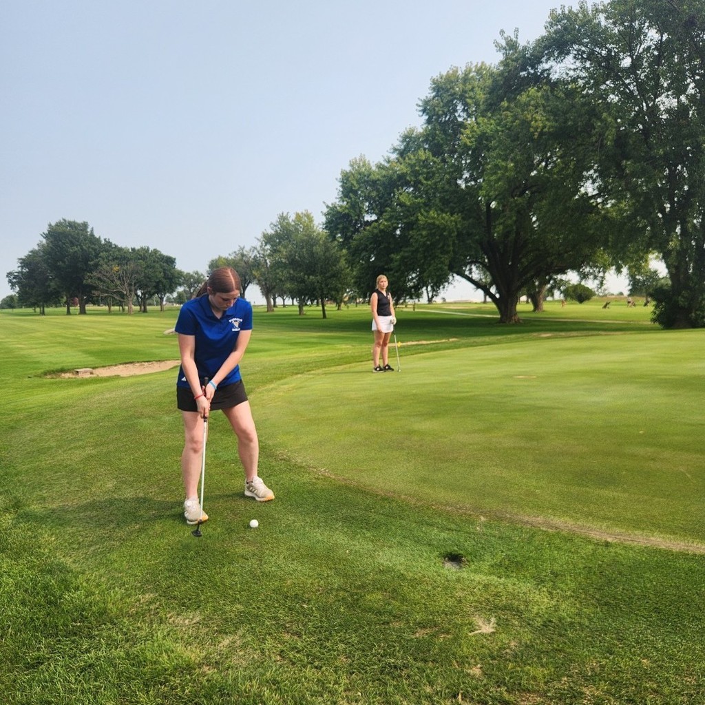 Kayleigh putting onto the number 3 green.