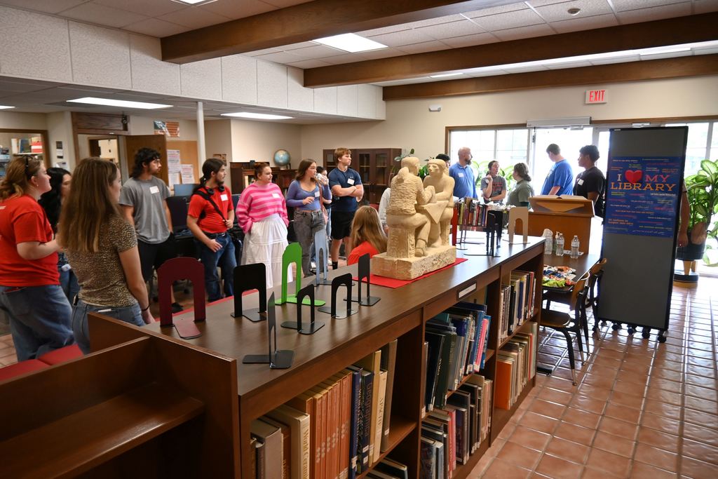Students tour the LCC library