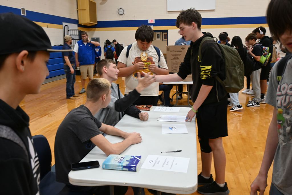 Students sign up for FCA.