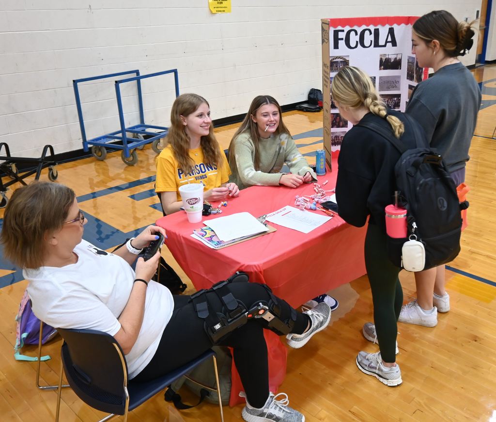 Students sign up for FCCLA