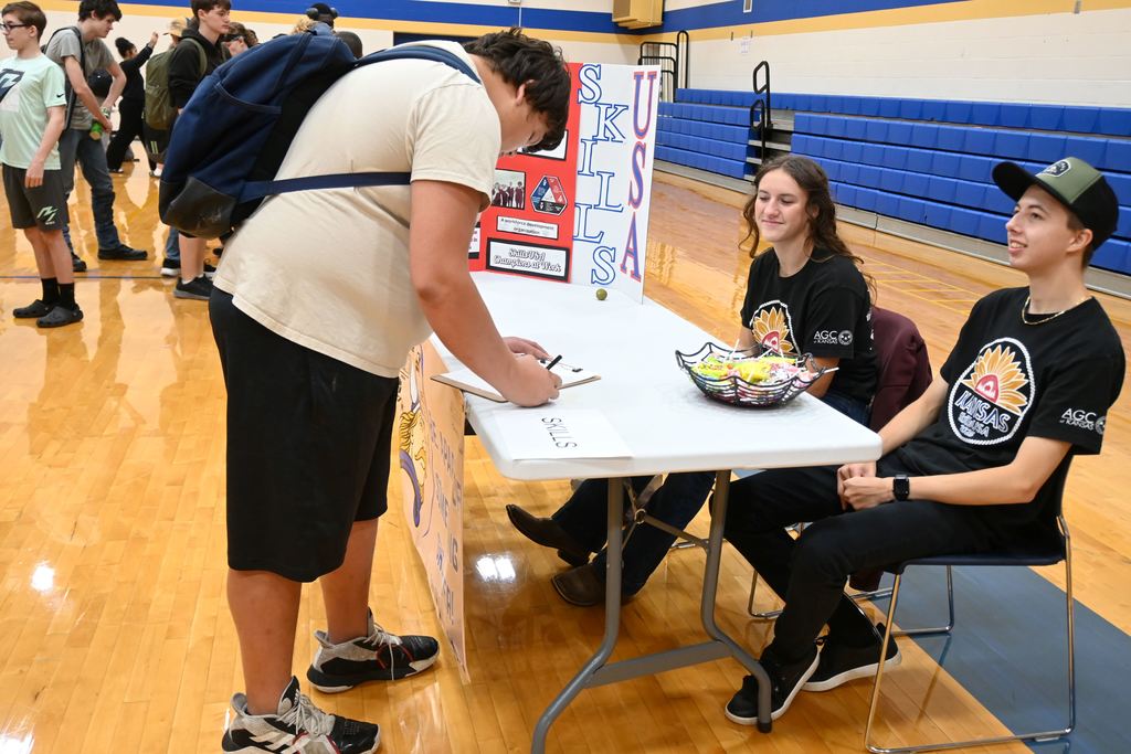 A students signs up for Skills USA