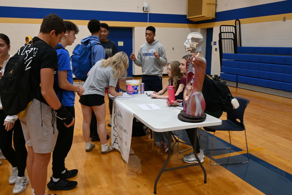 Students sign up for HOSA.