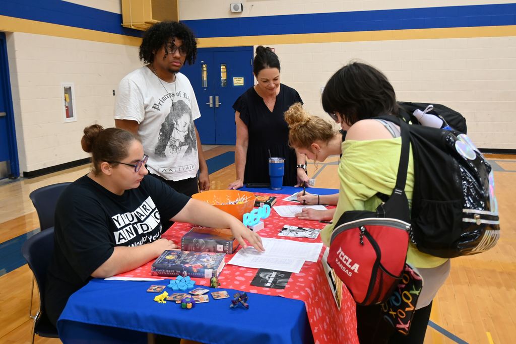 Students sign up for Library Club.