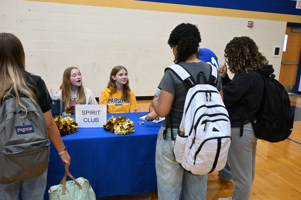 Students sign up for Spirit Club.