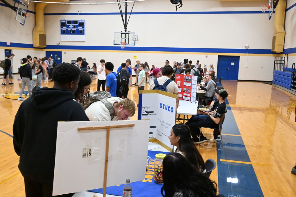 Students sign up for clubs,
