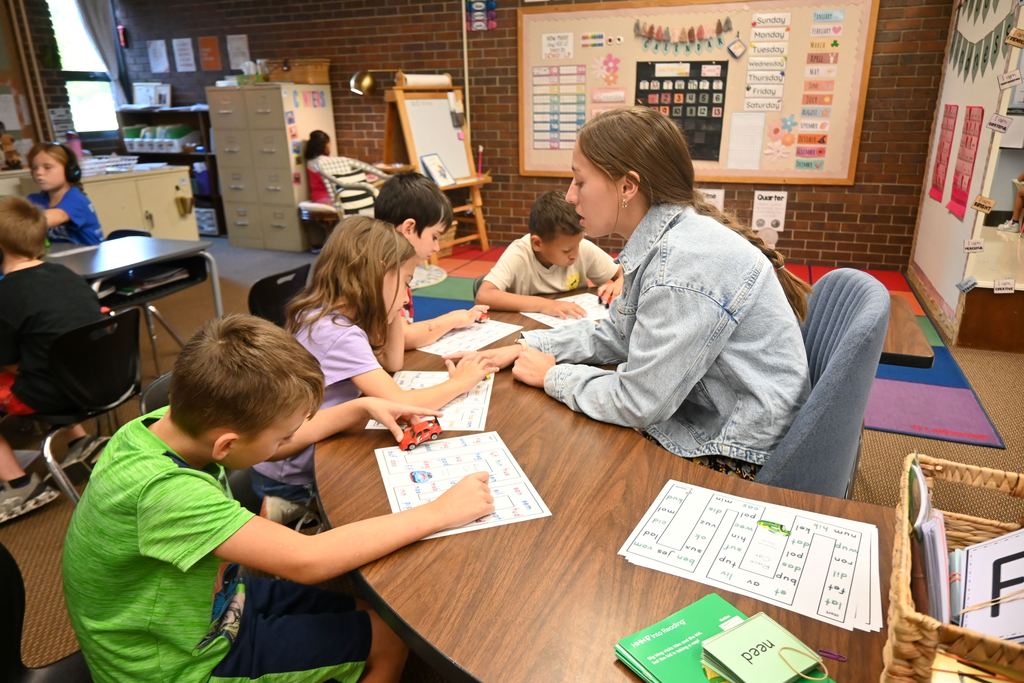 Students read parts of words by sounding them out. 