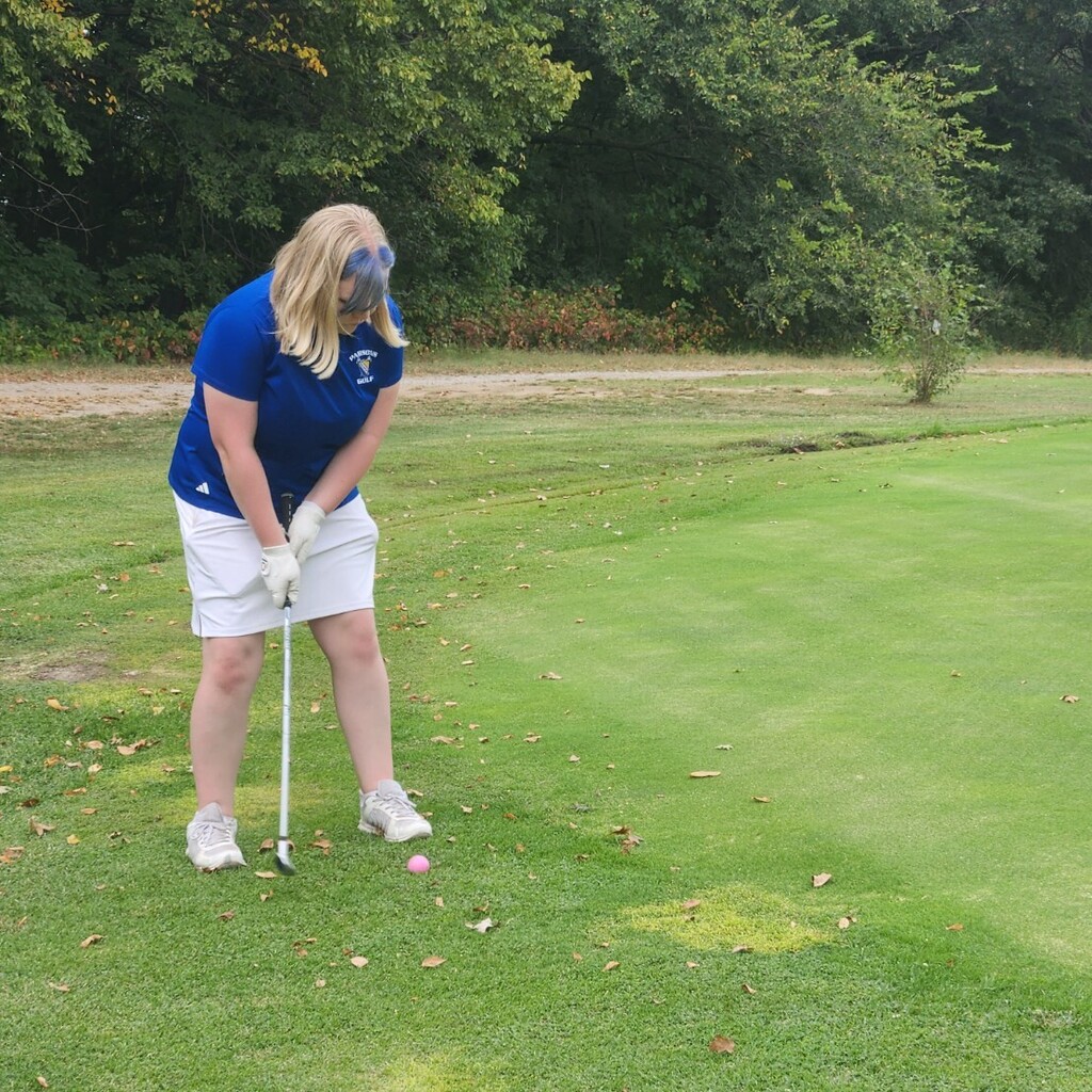 Sarah chipping onto the number 8 green.