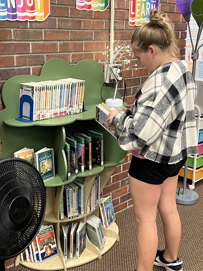 Students  looking at the Magic Treehouse Books