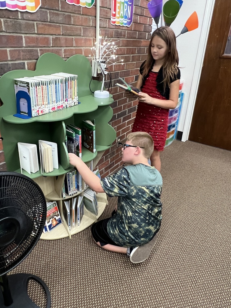 Students  looking at the Magic Treehouse Books