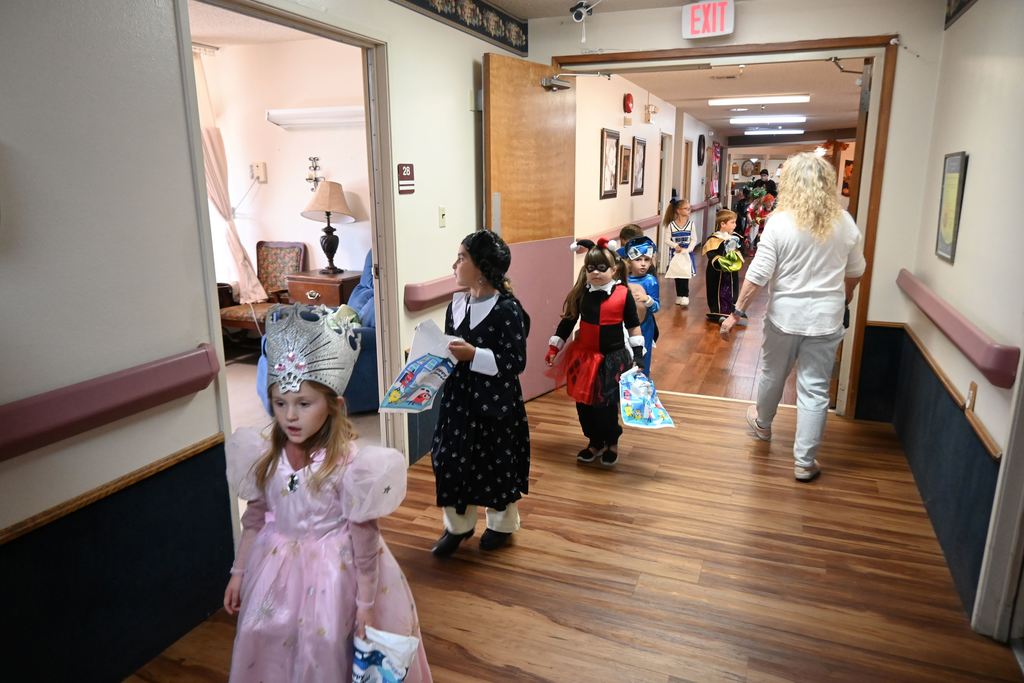 Student tour the halls of Elmhaven