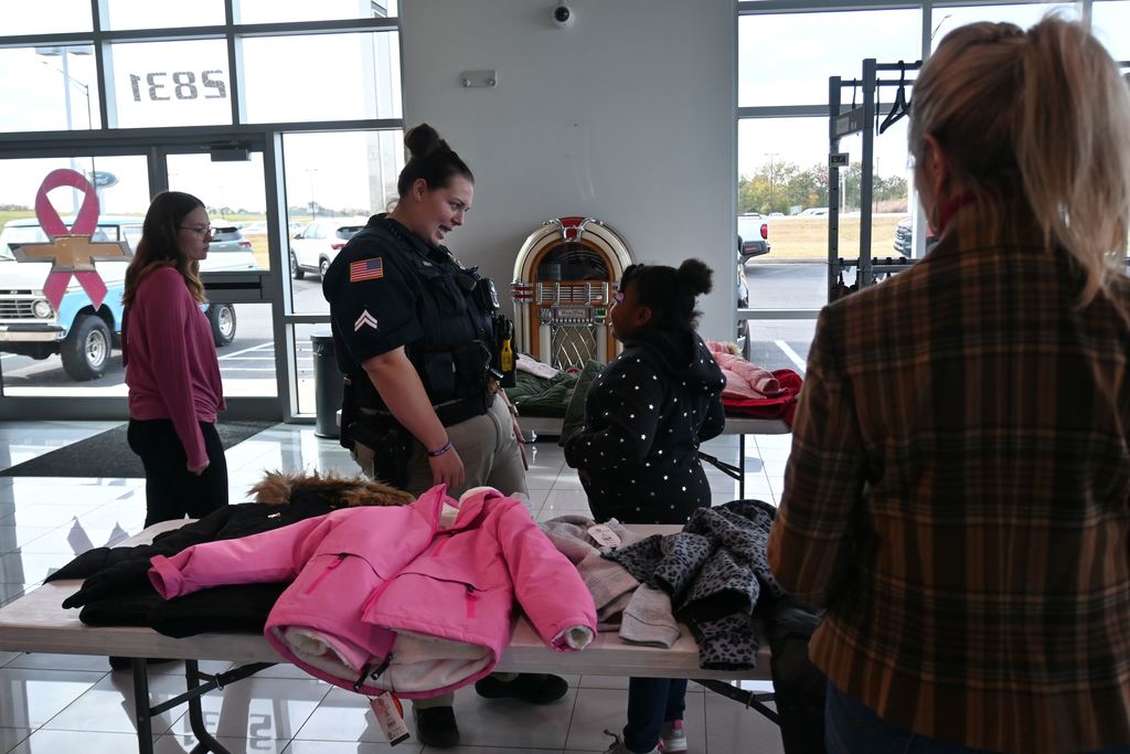 SRO Shyanne Dunn visits with a little girl.