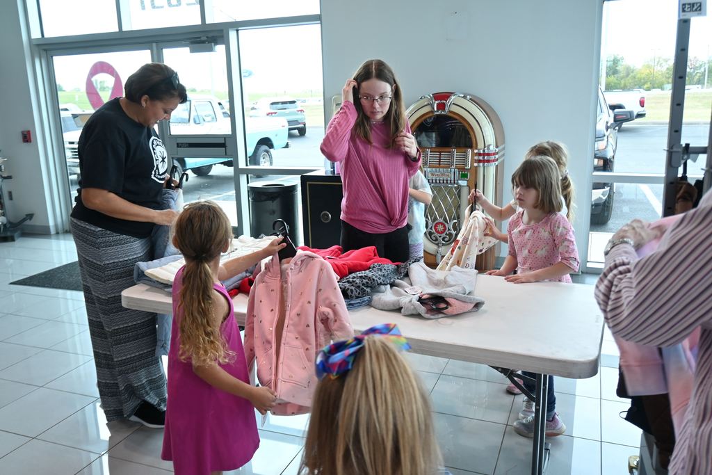 Girls visit with Sussan Hill and a Tom Davis employee about jackets.