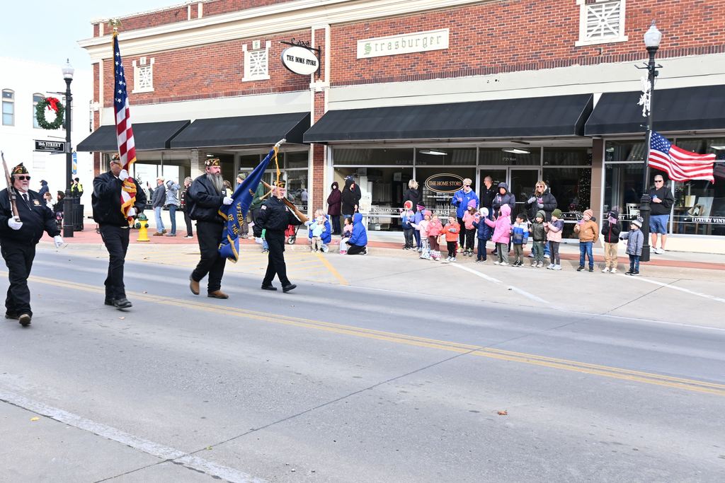 Lincoln kindergarten students wave at veterans as they lead the parade.