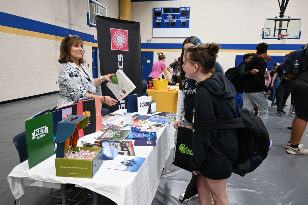 Students learn about Sun Graphics.