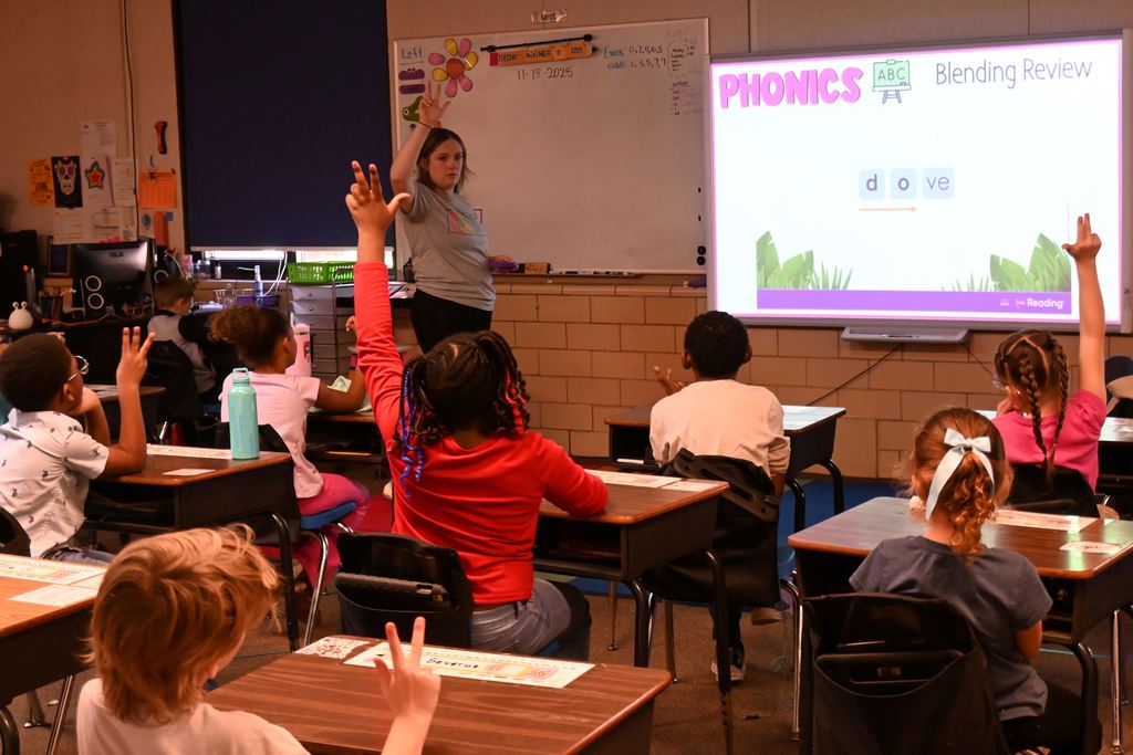 Ms. Perez moves through a Phonics lesson with her students.