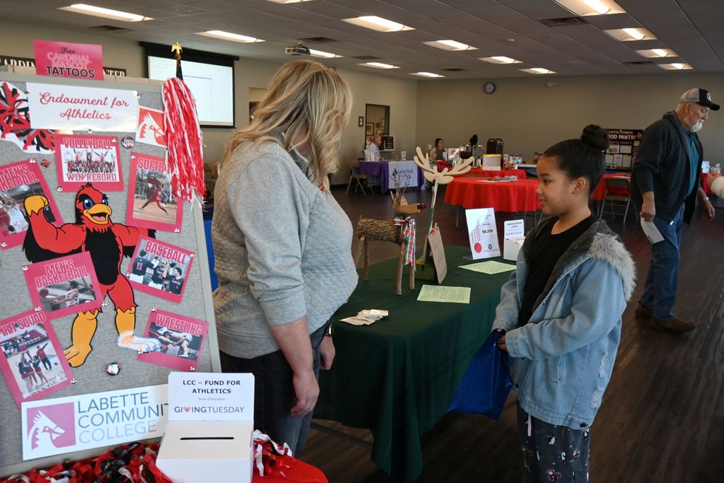 A student visits with Lindi Forbes about college foundations.