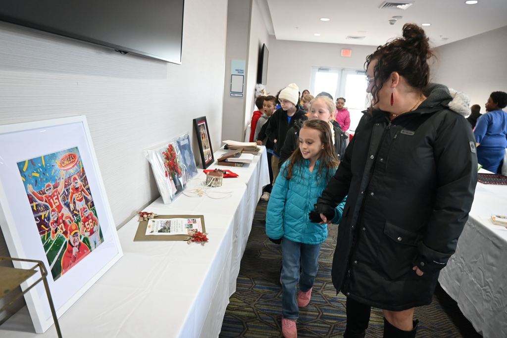 Garfield students look at auction items.