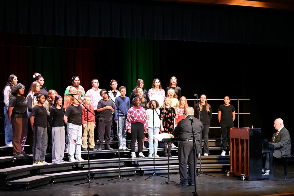 Middle School students sing.