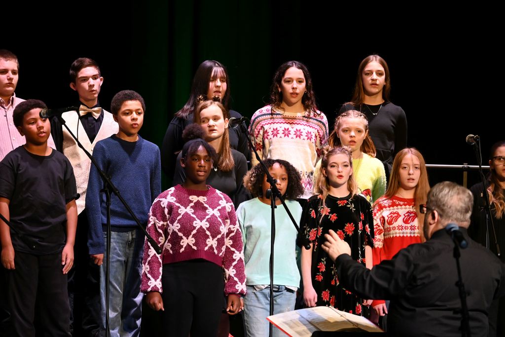 Middle School students sing.
