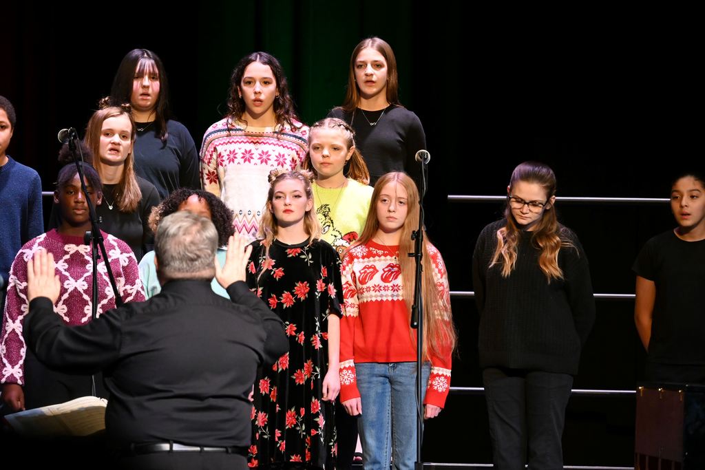 Middle School students sing.