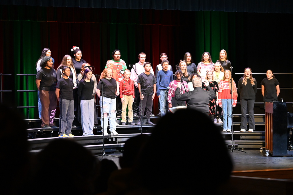 Middle School students sing.