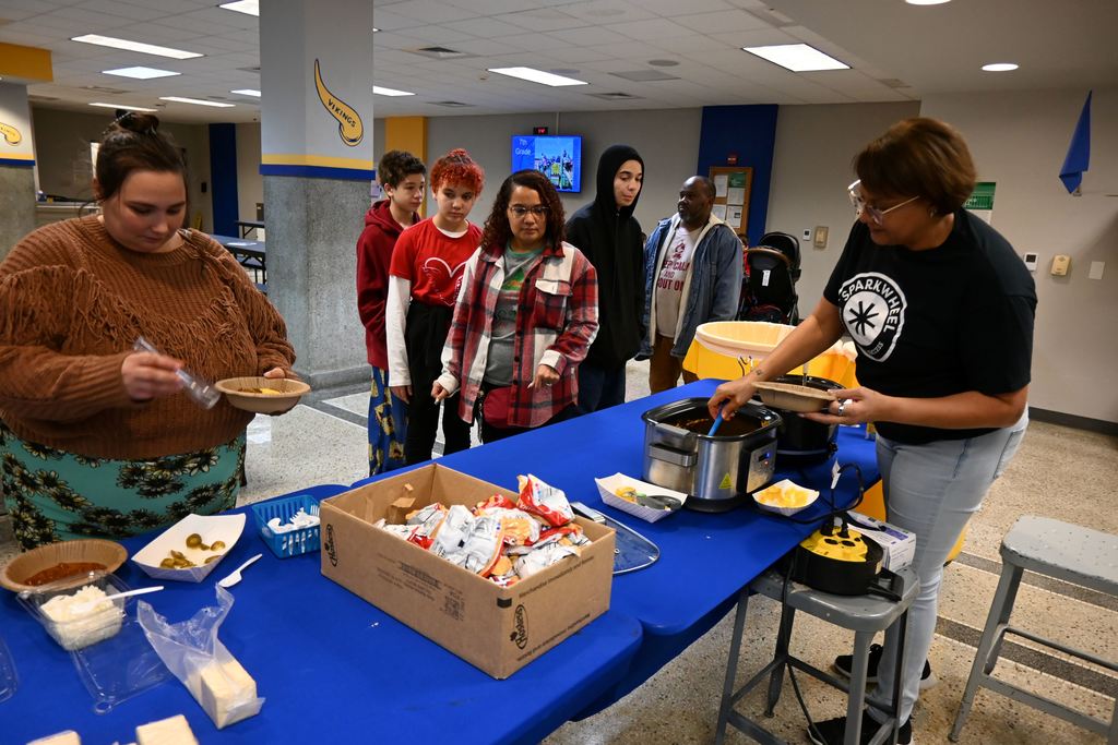 Fami;lies grab a little dinner.