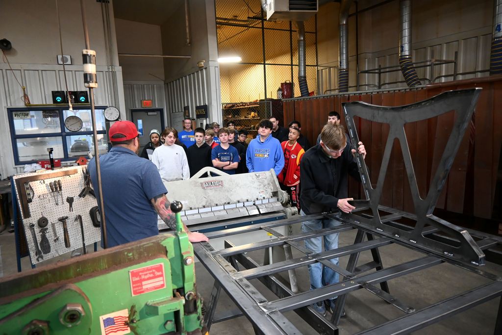 Eighth grade tours PHS welding and hears from Travis Brumback about the program.