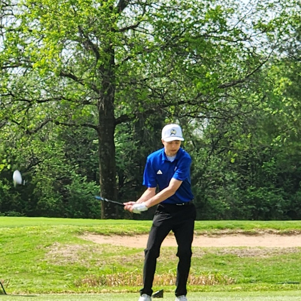 Brody Wright teeing off on number 2.