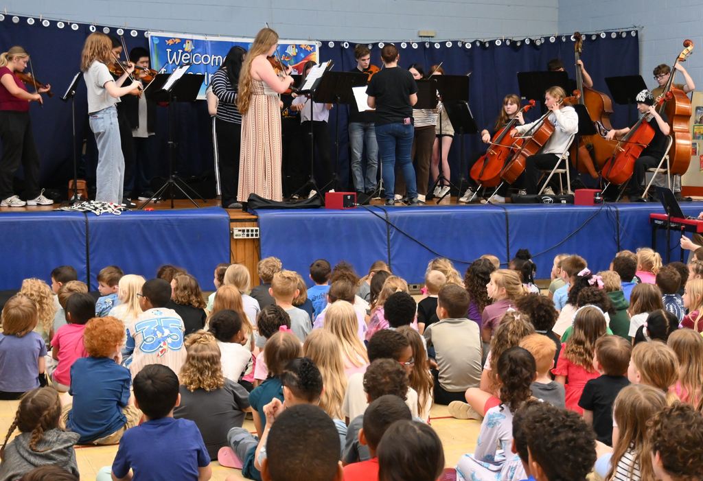 Orchestra students perform for Lincoln children.