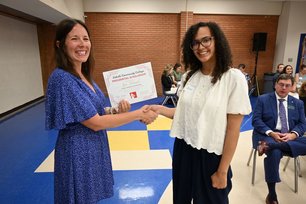 Kylie Licas presents a scholarship.