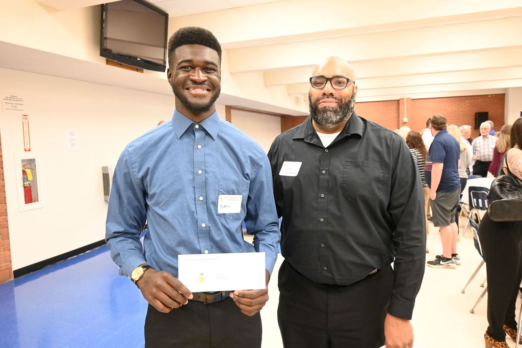 Justin Cartwright presents a scholarship to Brelin Summers.