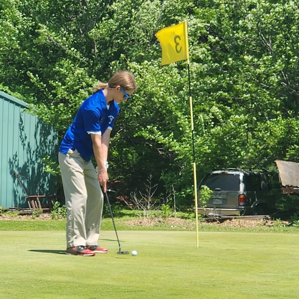 Oliver Helton sinking his putt on number 3.