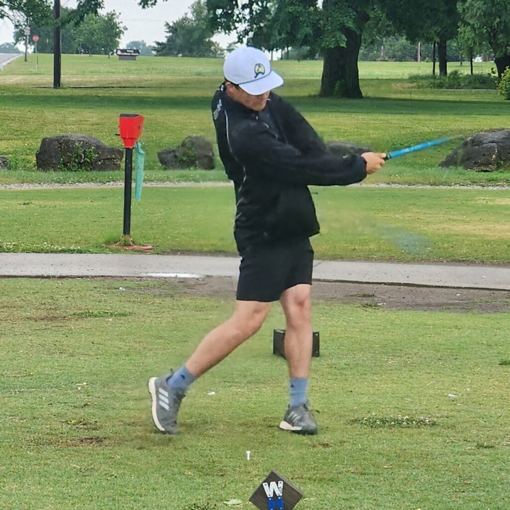 Grayson Bolt teeing off on 10.