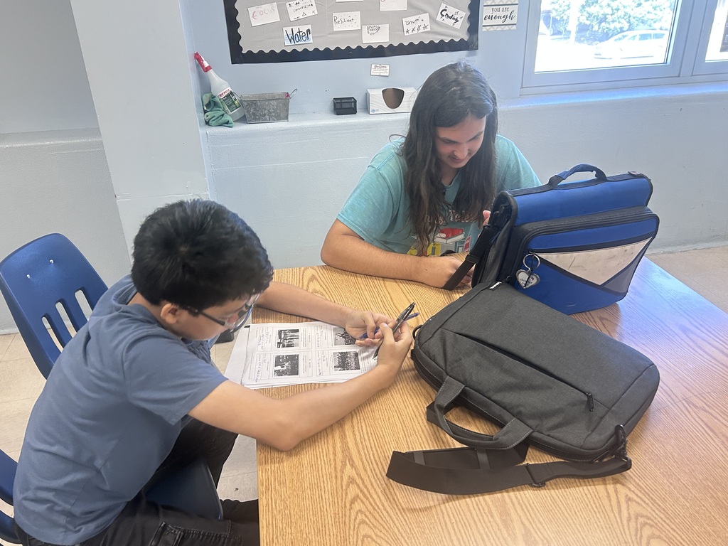 Students working together 