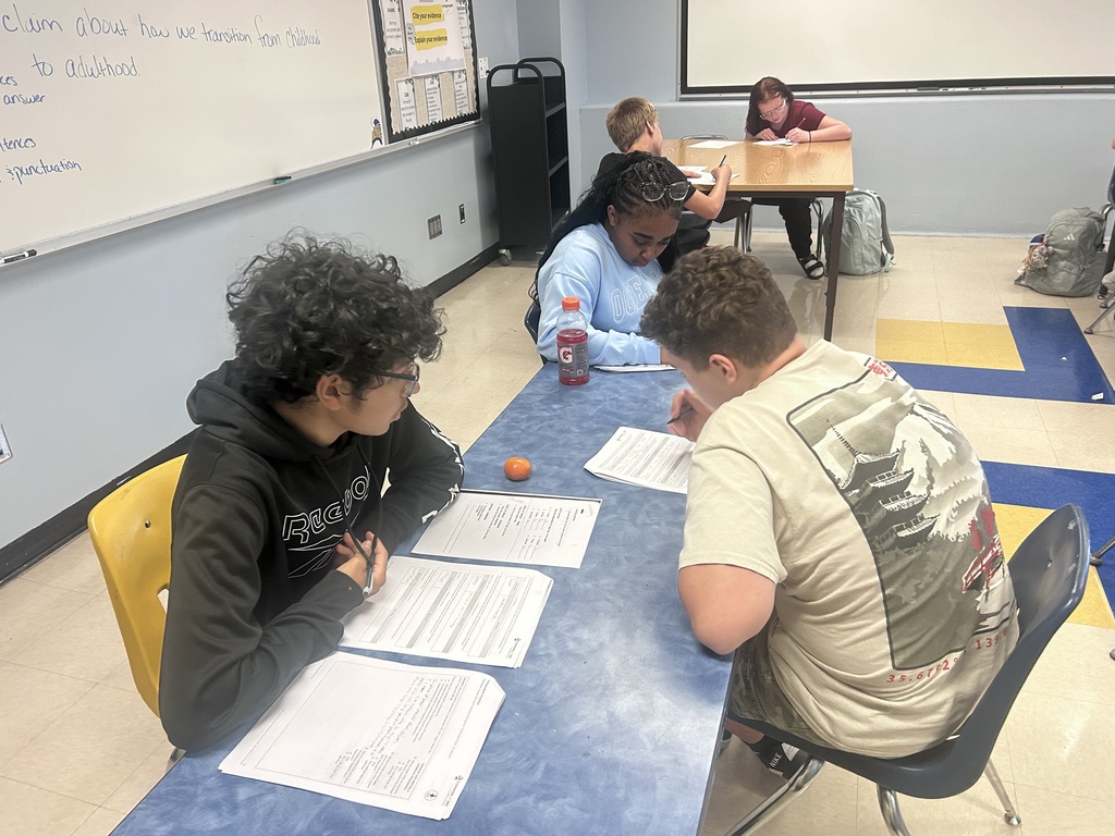 Students working together 