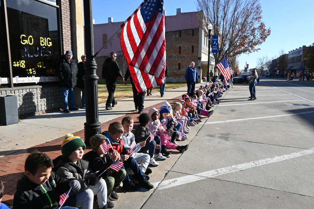 Children line the street for the parade.