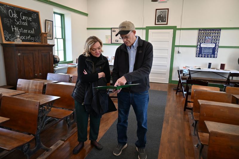 Stacie Clarkson visits with Roger Pruitt.