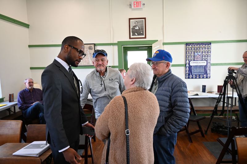 Romaine visits with oformer students of Oak Grove.