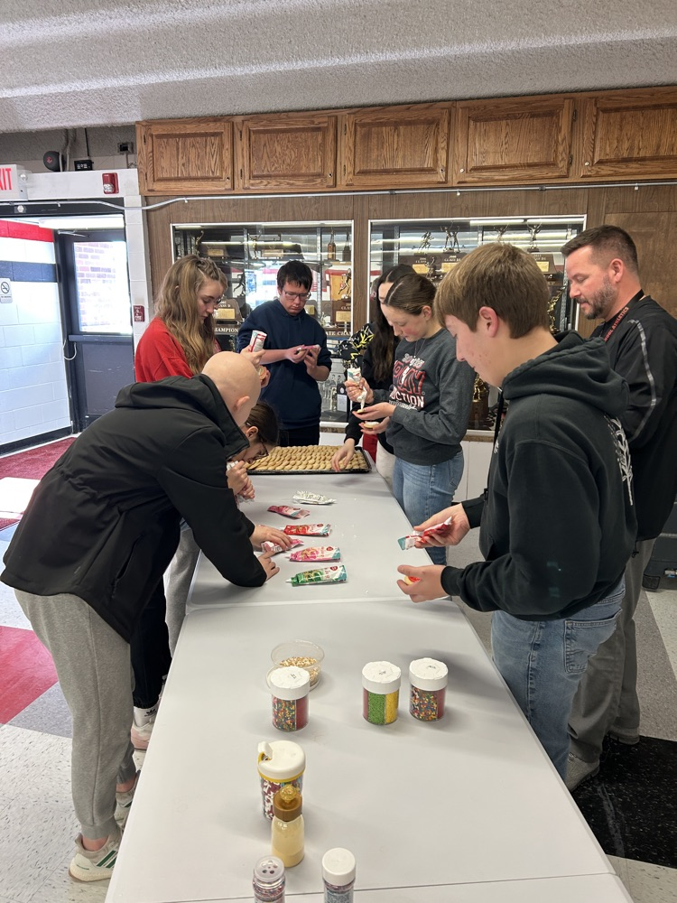 students decorating cookies 
