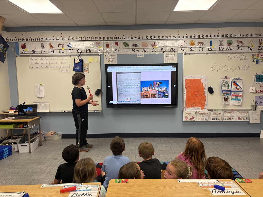 2nd graders presenting their state projects