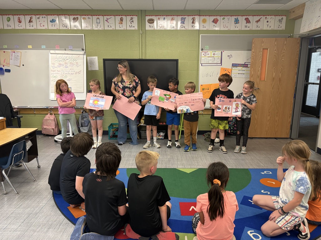 1st grade prsenting their state projects