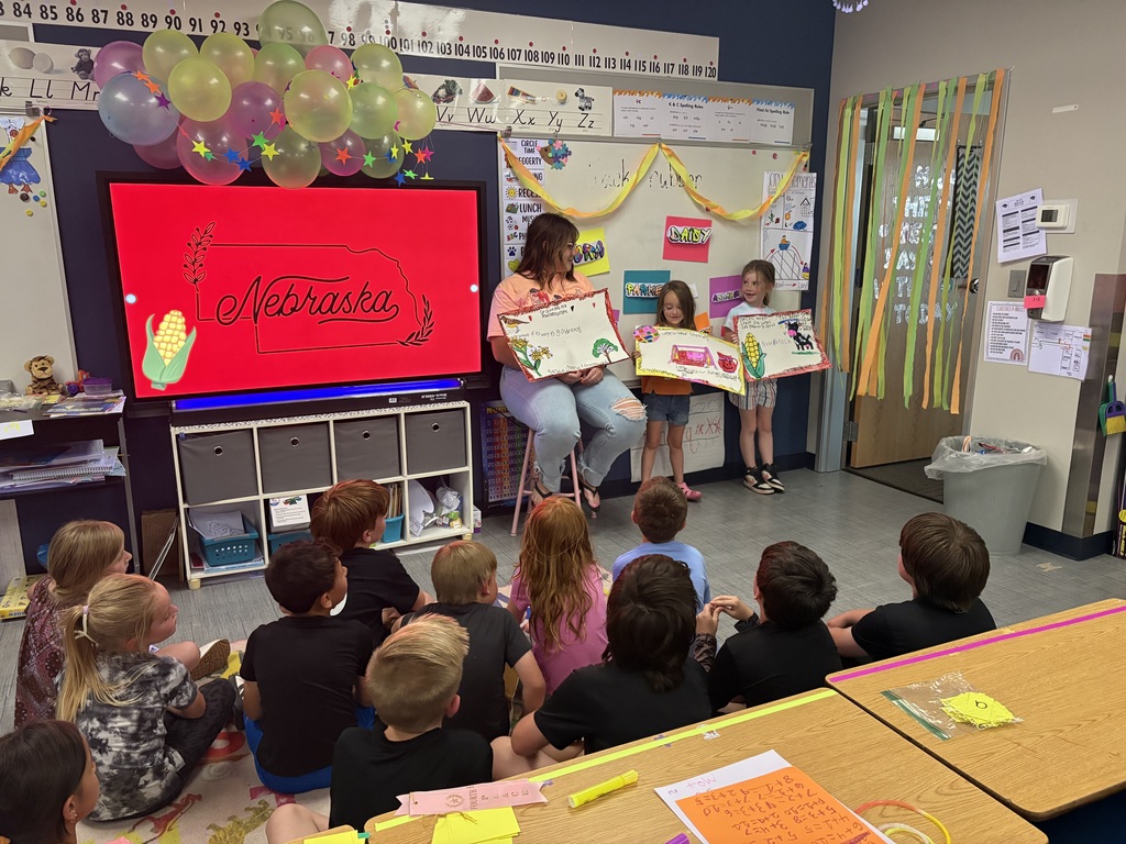 Kindergarten presenting their state projects